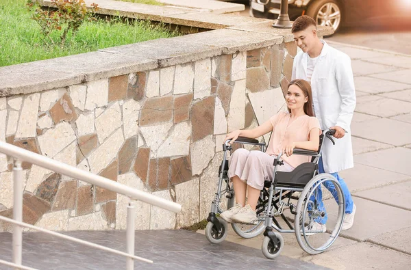 Lekarz Młoda Kobieta Wózku Inwalidzkim Rampie Zewnątrz — Zdjęcie stockowe