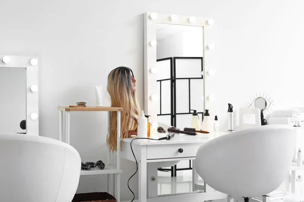 モダンな美容室のスタイリッシュなインテリア — ストック写真