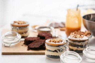 Kavanozda lezzetli kek hazırlıyorum.