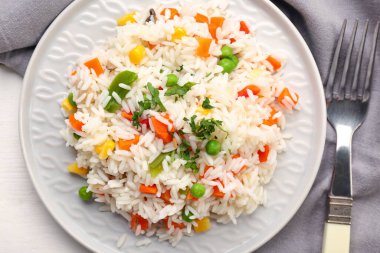 Tabakta lezzetli pilav var.