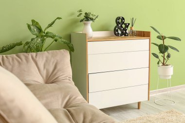 Odanın içindeki modern çekmeceler.