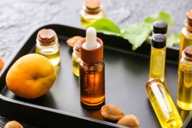 Kayısı şişeleri tepside gerekli yağ