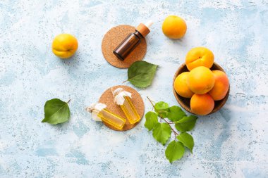 Kayısı şişeleri arkaplanda gerekli yağ