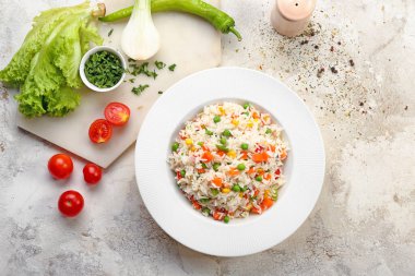 Açık arkaplanda lezzetli pilav tabağı