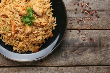 Tabakta lezzetli pilav var.