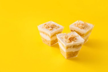 Renkli kavanozlarda lezzetli kekler.