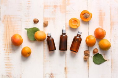 Kayısı şişeleri masada gerekli yağ