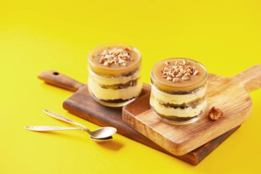 Renkli kavanozlarda lezzetli kekler.