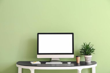 Renk duvarına yakın masadaki modern bilgisayar