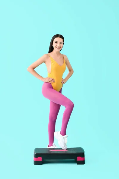 Junge Frau Macht Aerobic Auf Farbigem Hintergrund — Stockfoto