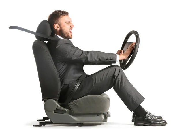 Jovem Empresário Descontente Com Volante Sentado Assento Carro Contra Fundo — Fotografia de Stock
