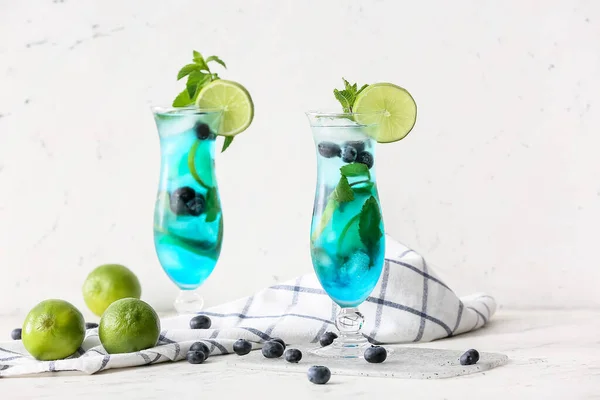 Szklanki Smacznego Niebieskiego Koktajlu Mojito Białym Tle — Zdjęcie stockowe
