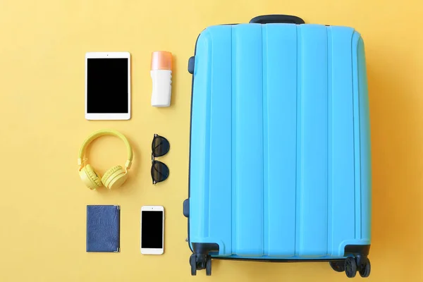 装有海滩饰物和彩色背景装置的手提箱 旅行概念 — 图库照片