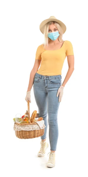 Jovem Com Máscara Protetora Comida Para Piquenique Cesta Fundo Branco — Fotografia de Stock