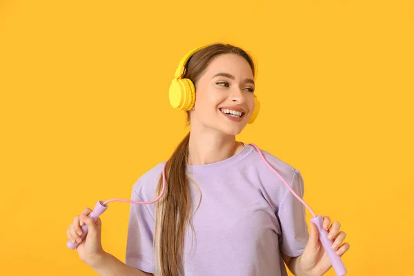 Kulaklıklı Renkli Arka Planda Atlayan Genç Bir Kadın — Stok fotoğraf