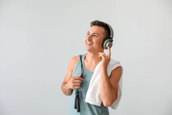 Jovem Desportivo Com Fones Ouvido Fundo Claro — Fotografia de Stock