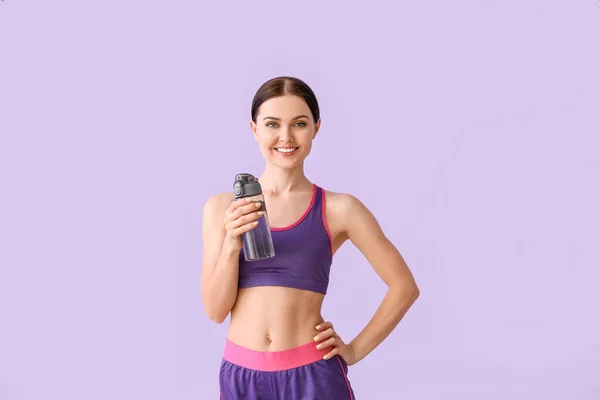 Jeune Femme Sportive Avec Bouteille Eau Sur Fond Couleur — Photo