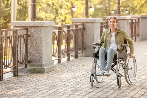 Jeune Femme Fauteuil Roulant Extérieur — Photo