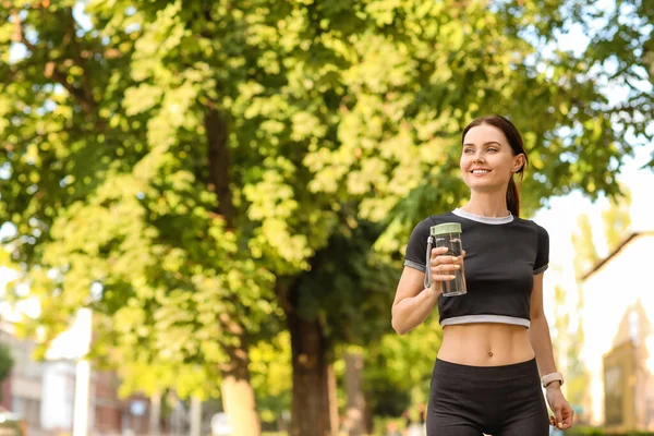 Mujer Joven Deportiva Con Botella Agua Parque — Foto de Stock