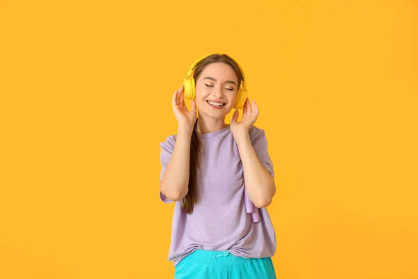 Sporty Young Woman Headphones Jumping Rope Color Background — Stock Photo, Image