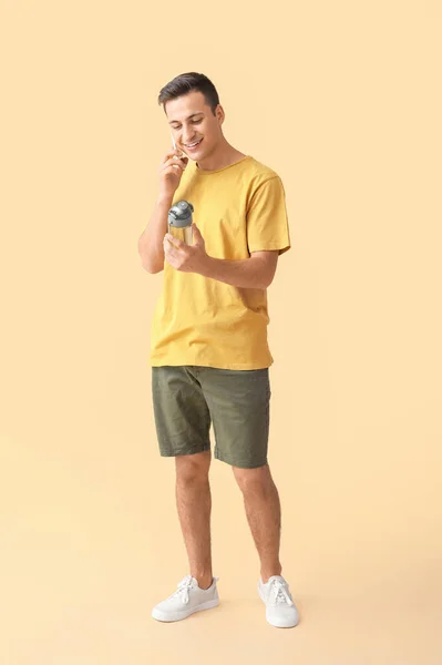 Young Man Bottle Water Talking Phone Color Background — Stock Photo, Image