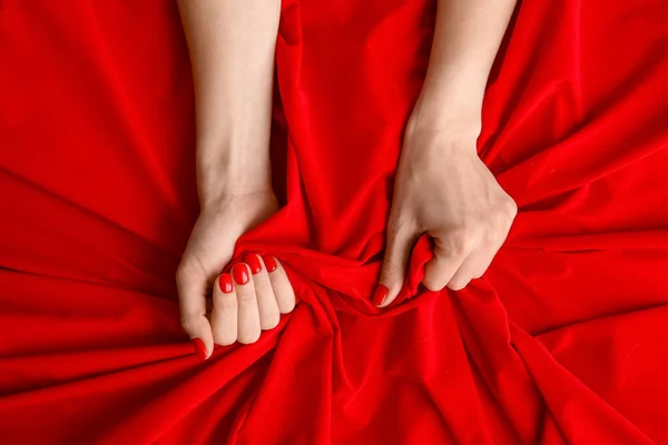 Ruce Krásnou Manikúrou Barevném Pozadí — Stock fotografie