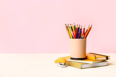 Masada bir dizi kalem var.