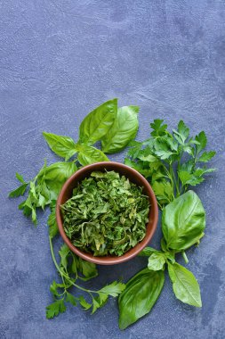 Koyu arkaplanda kuru maydanozlu kase