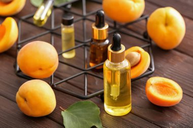 Kayısı şişeleri masada gerekli yağ