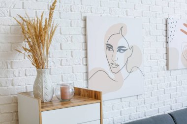 Odanın içindeki modern çekmeceler.