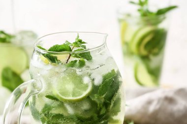 Masada bir sürahi taze mojito.