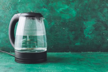 Sofrada modern elektrikli su ısıtıcısı