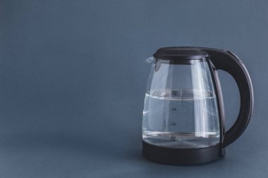 Gri arkaplanda elektrikli çaydanlık
