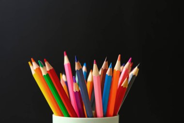 Koyu arkaplanda kalem kümesi