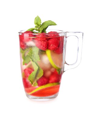 Beyaz arka planda bir fincan soğuk ahududu çayı