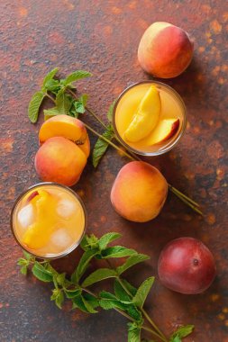 Renkli arkaplanda bir bardak şeftali suyu