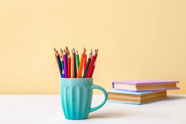 Masada bir dizi kalem var.