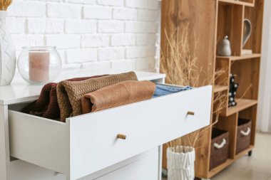 Odada giysileri olan modern çekmeceler.