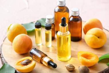 Kayısı şişeleri masada gerekli yağ