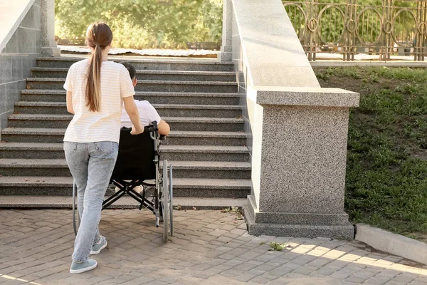 Femme Son Mari Fauteuil Roulant Près Des Escaliers Extérieur — Photo