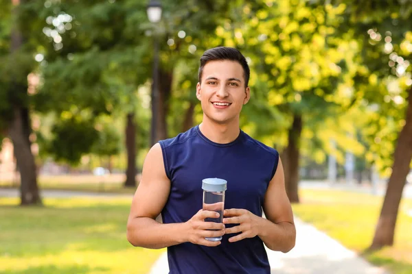 Sporty Young Man Bottle Water Park — Stock Photo, Image