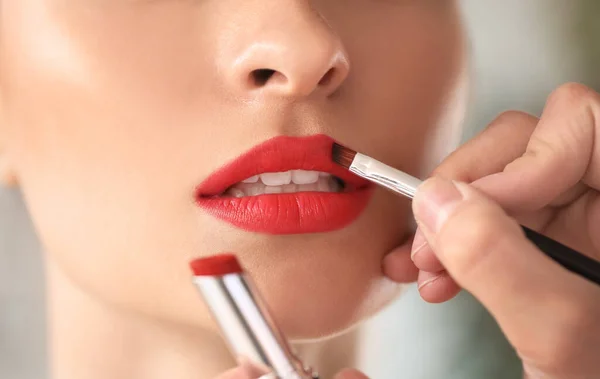 Makeup Artist Working Beautiful Young Woman Closeup — Stock Photo, Image