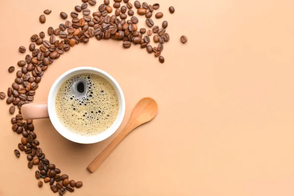ホットコーヒーと豆のカップの色の背景 — ストック写真