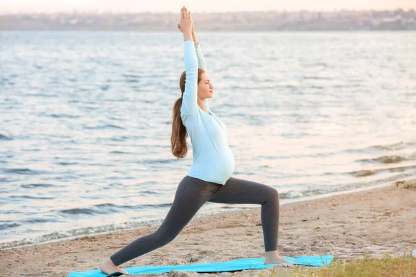 Young Pregnant Woman Practicing Yoga Outdoors — Stock Photo, Image