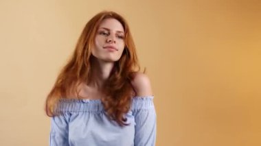 Renkli arka planda dans eden güzel kızıl saçlı kadın.