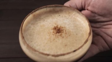 Adam masaya bir bardak espresso kokteyli koyuyor.