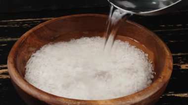 Tabakta pirinç sırılsıklam.