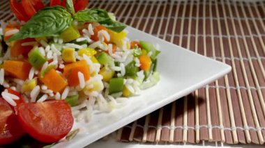 Lezzetli salata yemek, tabakta pirinç ve sebze, yakın plan.