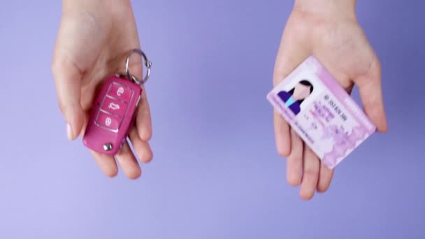拥有驾驶执照和车匙的女性手 颜色背景 顶视图 — 图库视频影像
