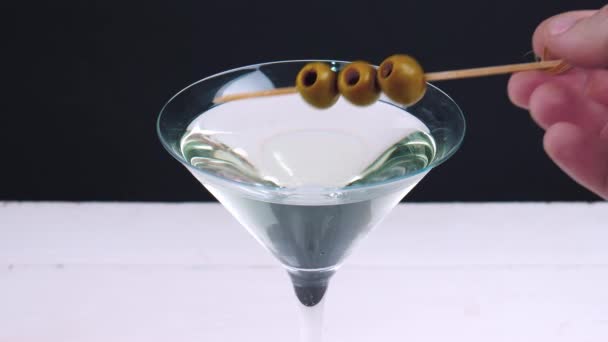 Man Neemt Glas Martini Van Tafel Close — Stockvideo